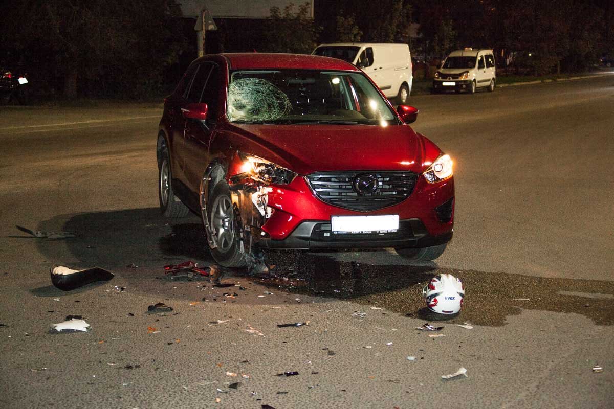 На Метростроевской несовершеннолетний байкер влетел в Mazda с детьми: есть пострадавшие 1