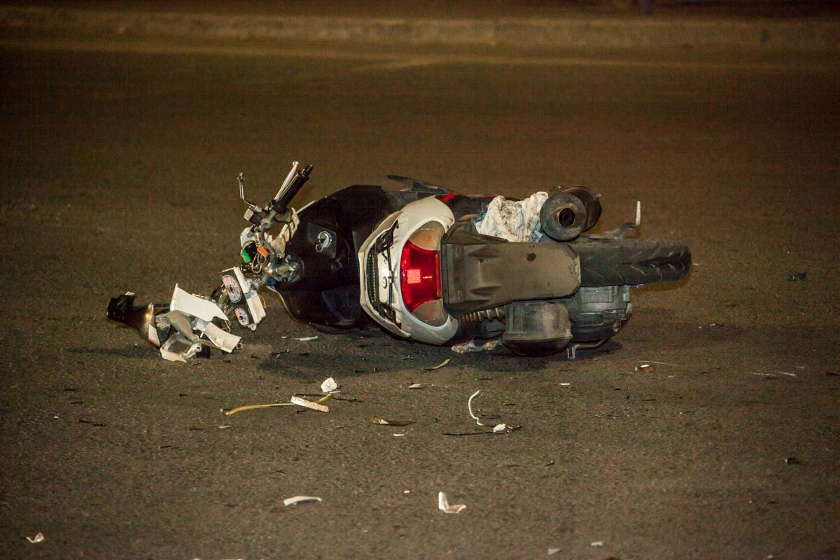 На Метростроевской несовершеннолетний байкер влетел в Mazda с детьми: есть пострадавшие 2