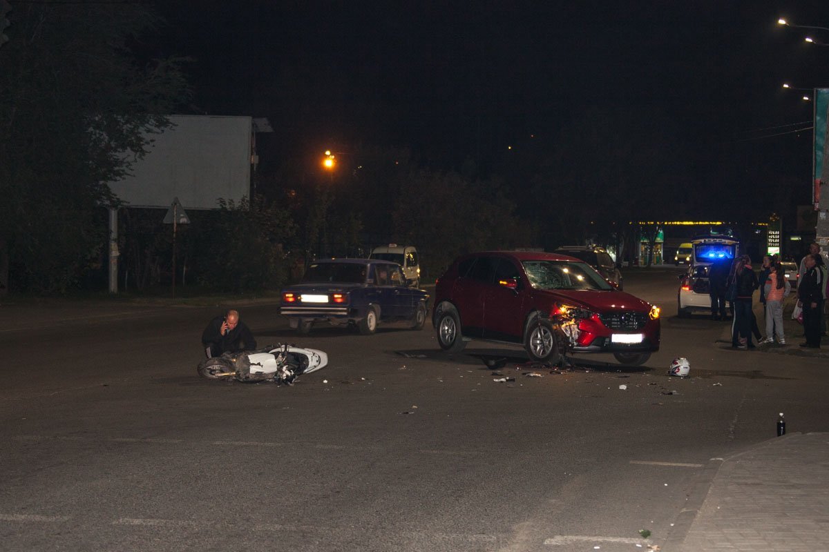 На Метростроевской несовершеннолетний байкер влетел в Mazda с детьми: есть пострадавшие 3