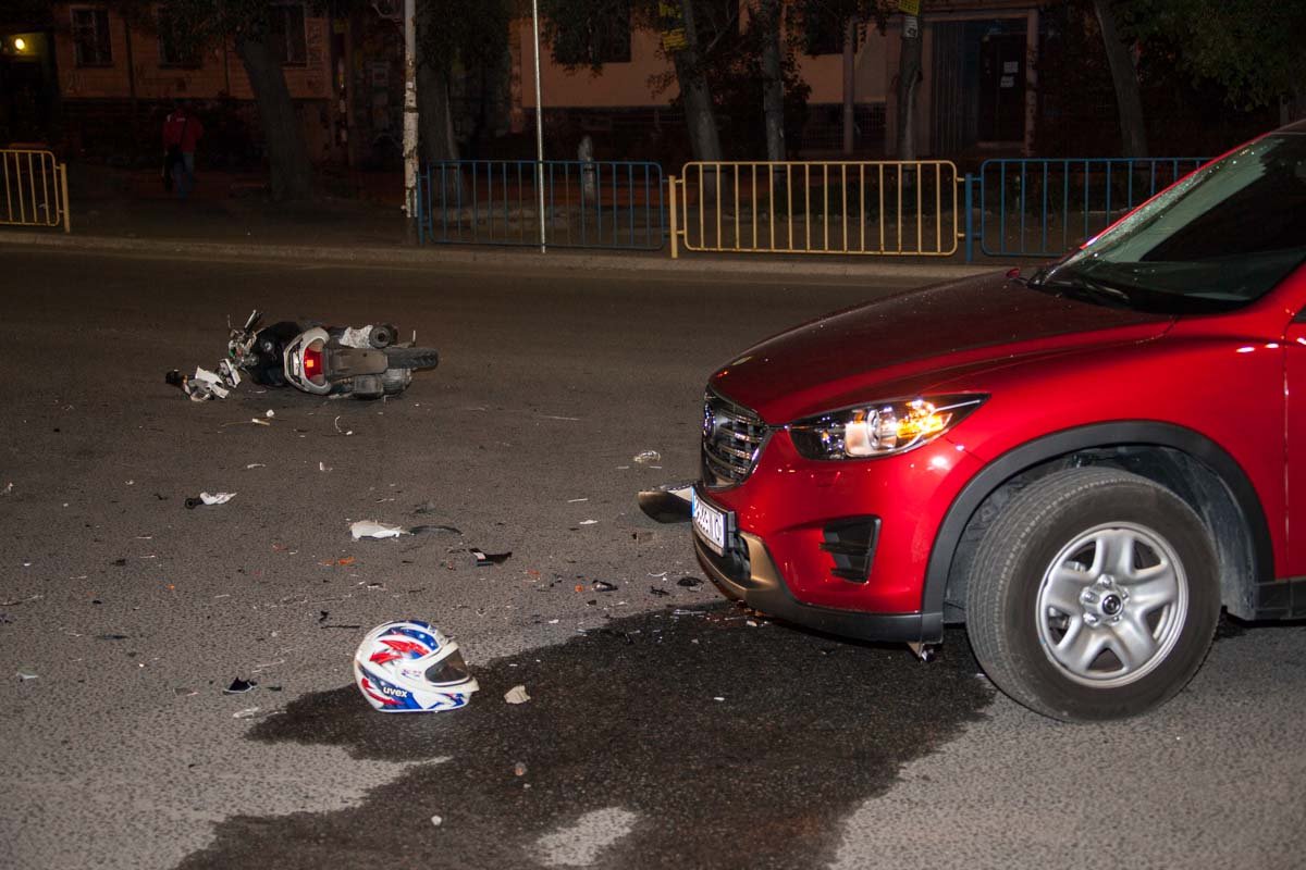 На Метростроевской несовершеннолетний байкер влетел в Mazda с детьми: есть пострадавшие 4