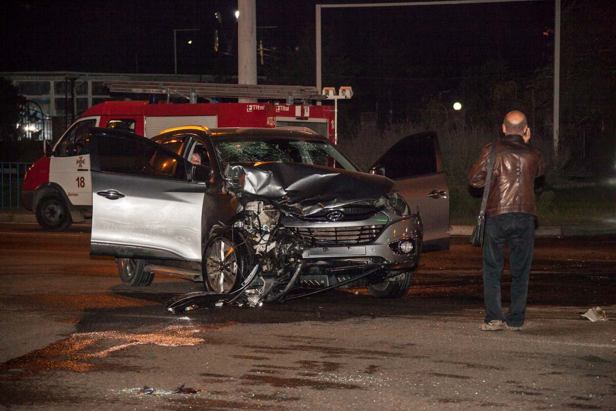 На Слобожанском Hyundai превратил зад Nissan в груду металлолома: пострадали несколько человек 1