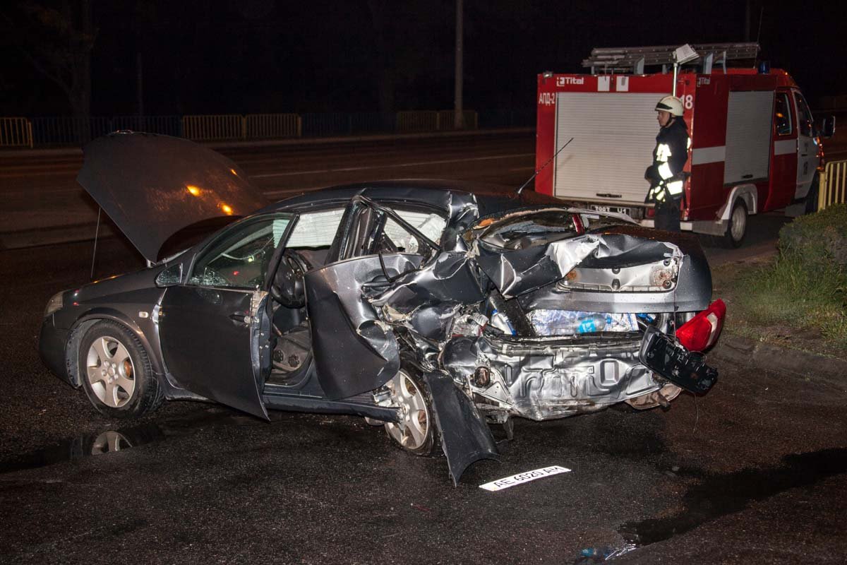 На Слобожанском Hyundai превратил зад Nissan в груду металлолома: пострадали несколько человек 2