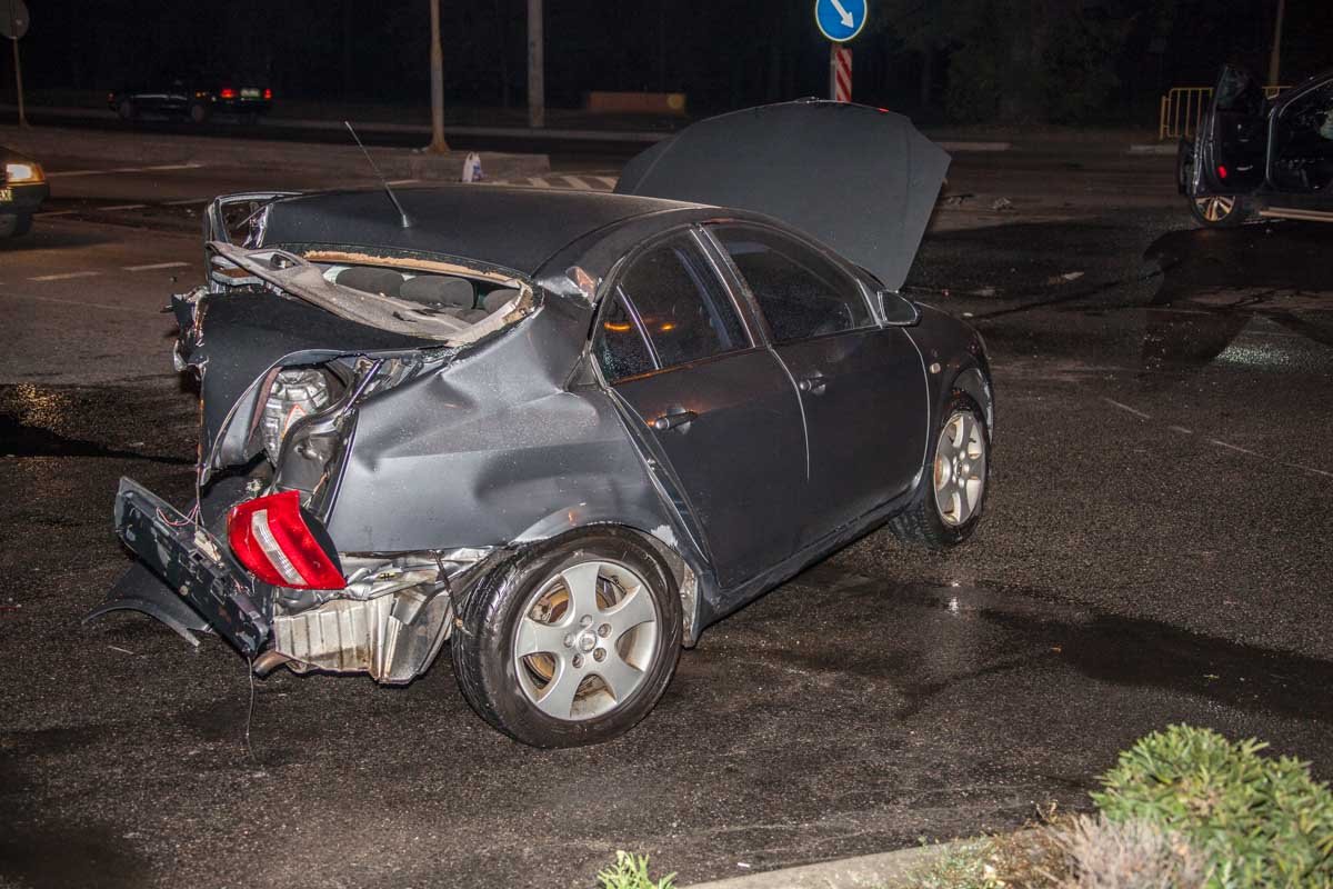 На Слобожанском Hyundai превратил зад Nissan в груду металлолома: пострадали несколько человек 3