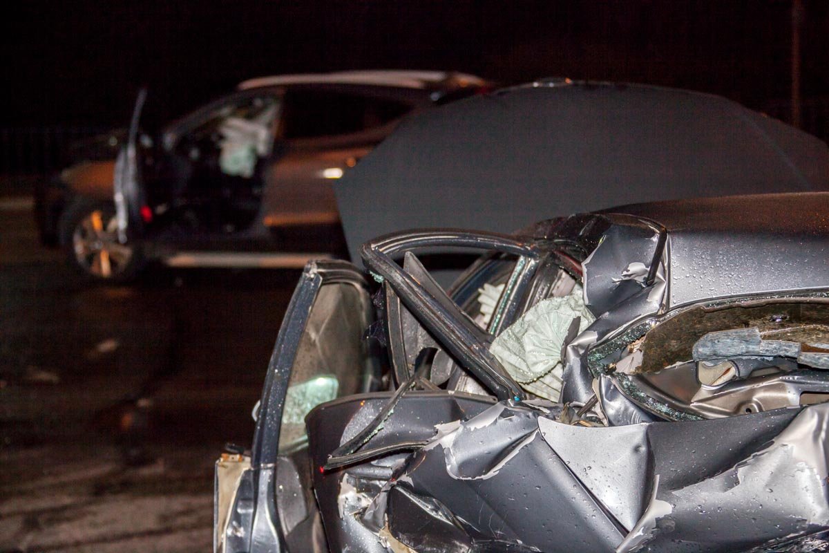 На Слобожанском Hyundai превратил зад Nissan в груду металлолома: пострадали несколько человек 4