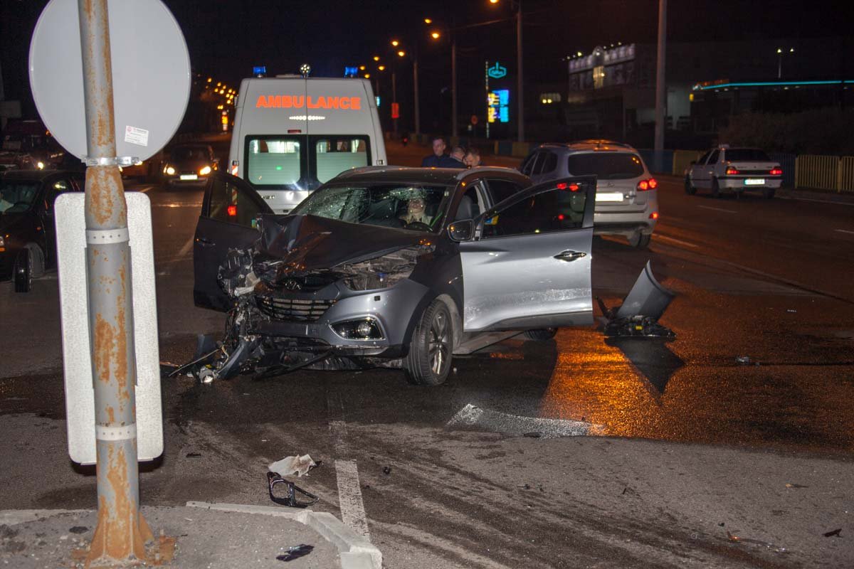 На Слобожанском Hyundai превратил зад Nissan в груду металлолома: пострадали несколько человек 5