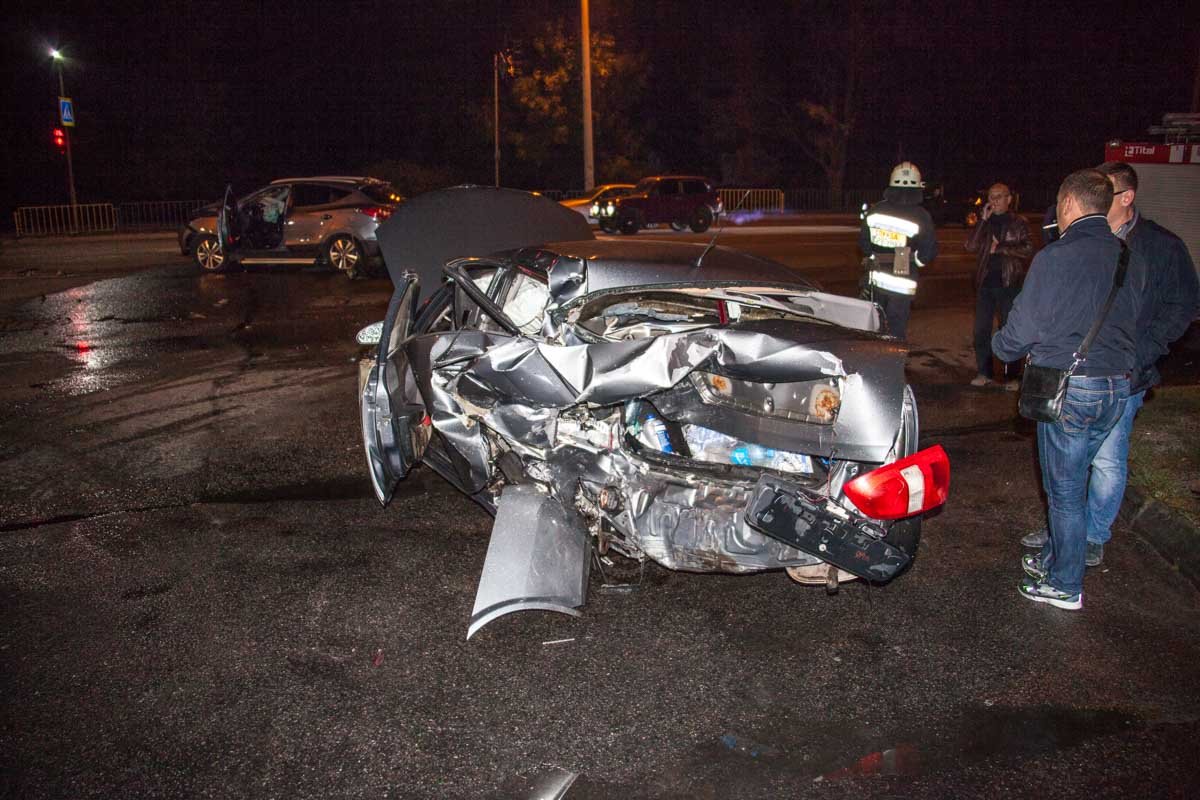 На Слобожанском Hyundai превратил зад Nissan в груду металлолома: пострадали несколько человек 6