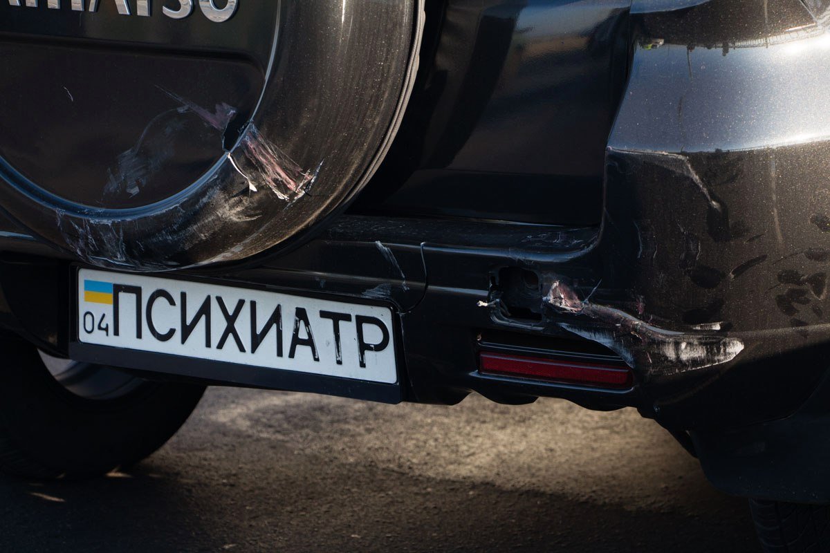 На Старом мосту Renault врезался в Daihatsu: образовалась пробка 1