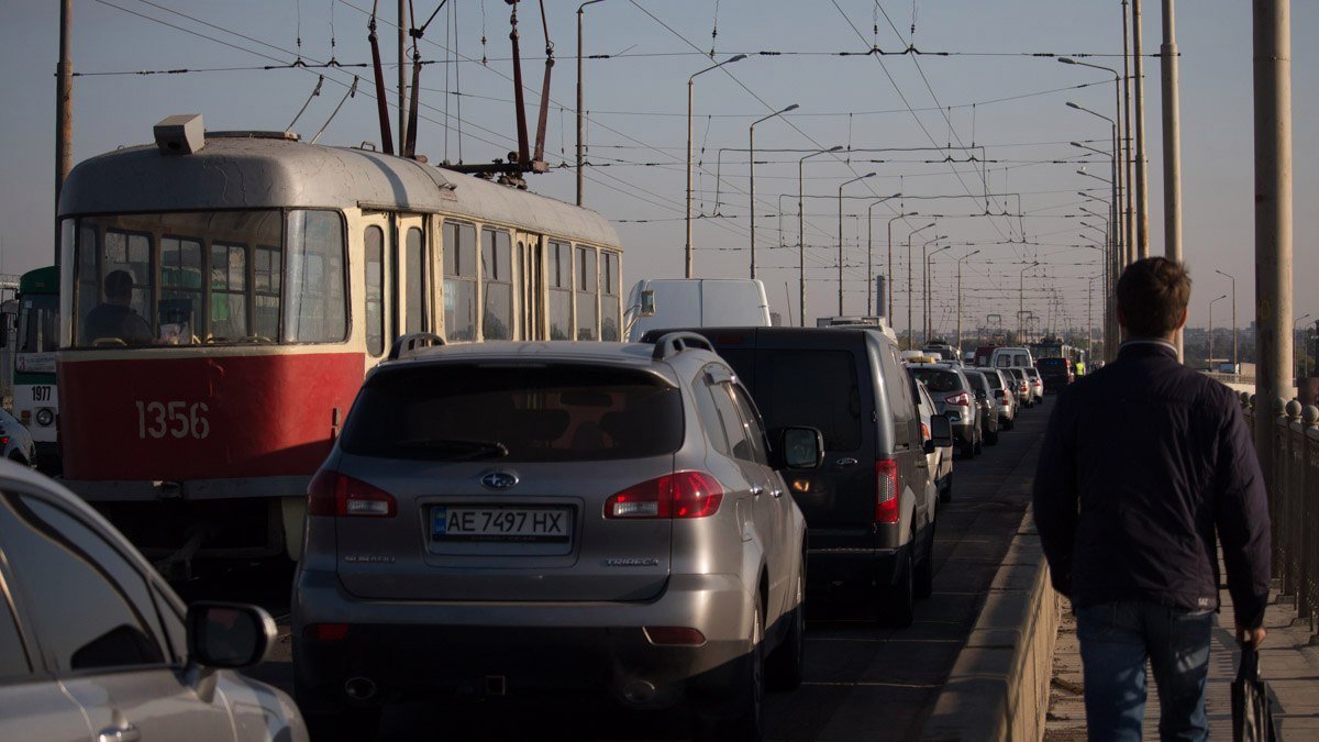 На Старом мосту Renault врезался в Daihatsu: образовалась пробка 2