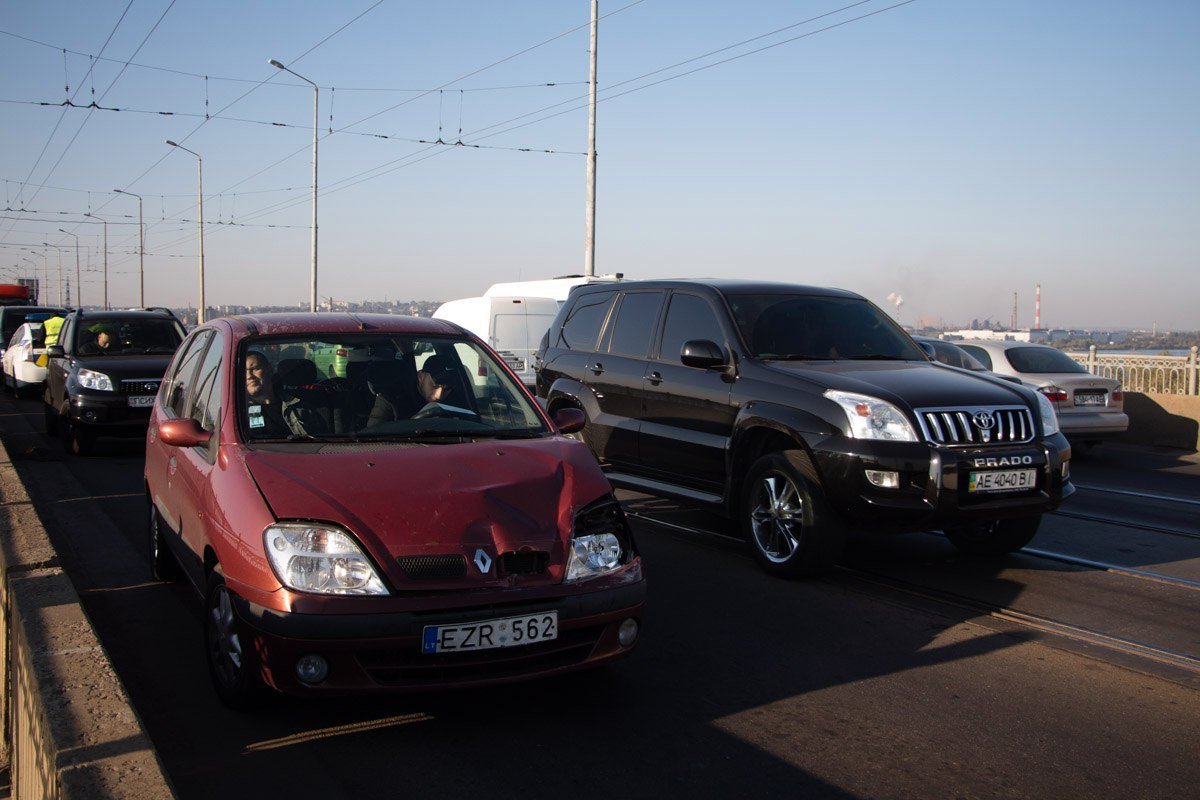 На Старом мосту Renault врезался в Daihatsu: образовалась пробка 3