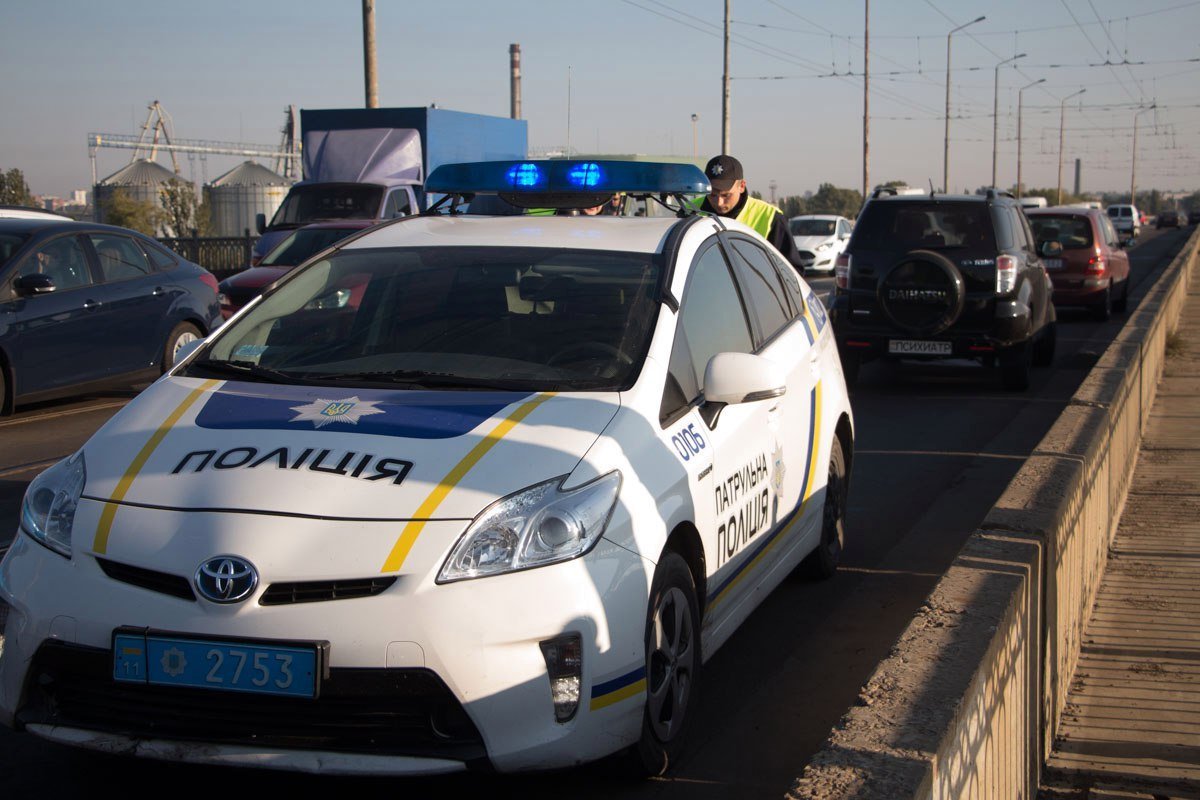 На Старом мосту Renault врезался в Daihatsu: образовалась пробка 4