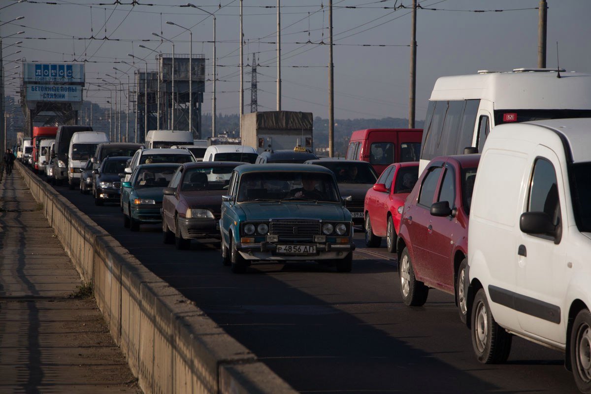 На Старом мосту Renault врезался в Daihatsu: образовалась пробка 5