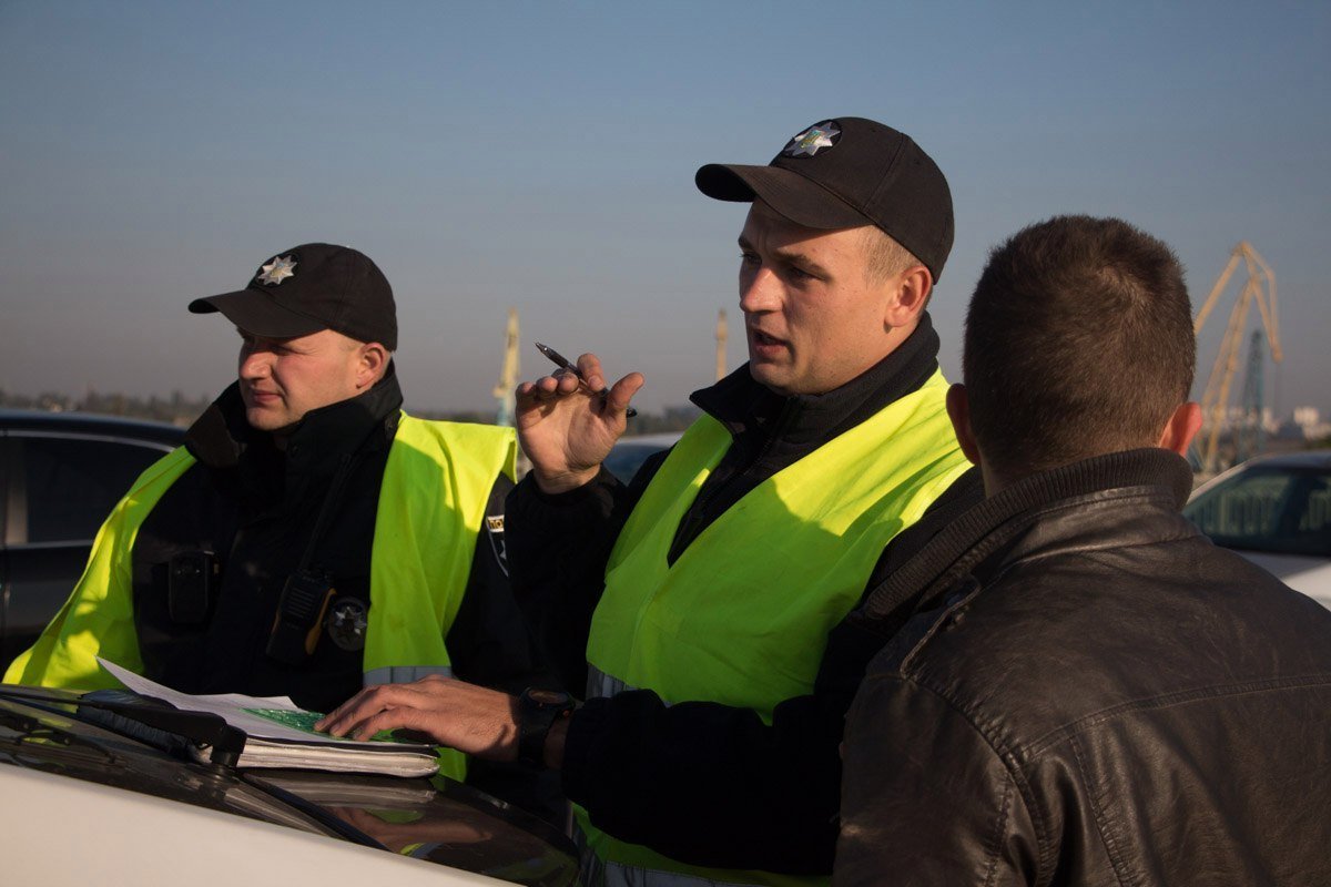 На Старом мосту Renault врезался в Daihatsu: образовалась пробка 6