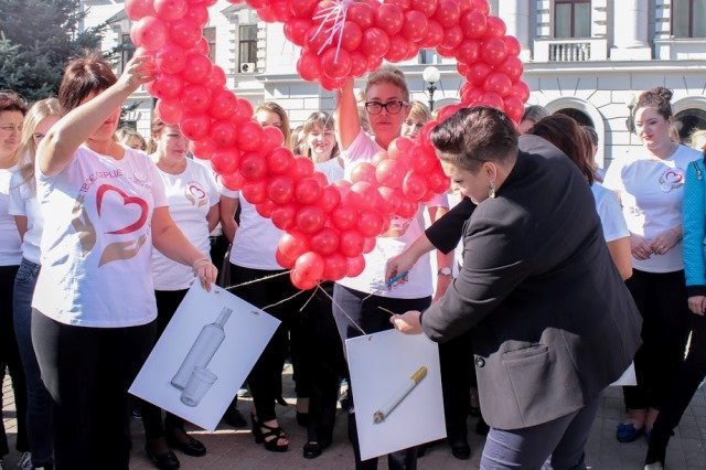 В центре Днепра прошел флешмоб ко Дню сердца 1