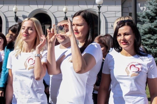 В центре Днепра прошел флешмоб ко Дню сердца 4