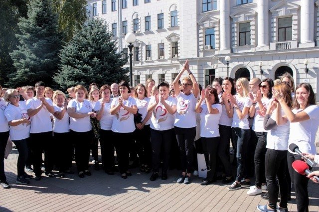 В центре Днепра прошел флешмоб ко Дню сердца 5