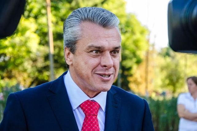 Про улюблених учителів, смішні моменти та коронні фразочки педагогів: працівники  ДніпроОДА розповіли про шкільні роки 1