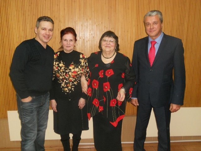 Про улюблених учителів, смішні моменти та коронні фразочки педагогів: працівники  ДніпроОДА розповіли про шкільні роки 2