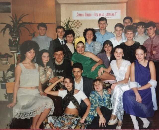 Про улюблених учителів, смішні моменти та коронні фразочки педагогів: працівники  ДніпроОДА розповіли про шкільні роки 4