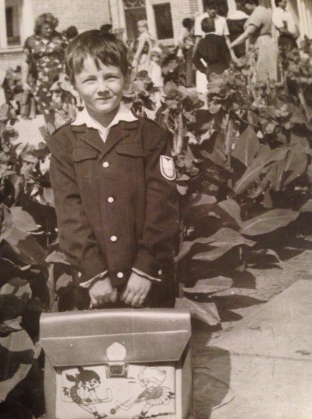 Про улюблених учителів, смішні моменти та коронні фразочки педагогів: працівники  ДніпроОДА розповіли про шкільні роки 11