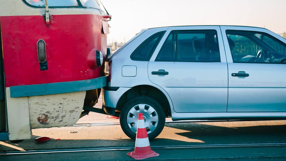 На Амурском мосту образовалась большая пробка из-за ДТП с трамваем 1