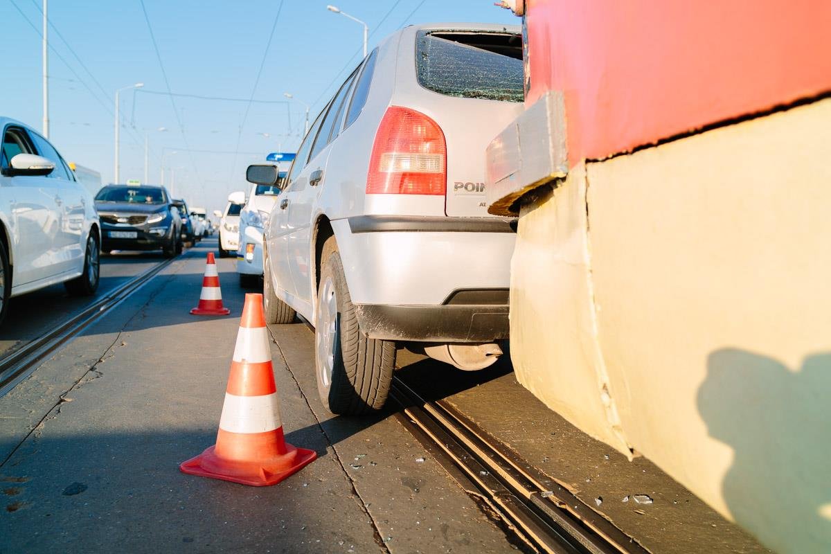 На Амурском мосту образовалась большая пробка из-за ДТП с трамваем 2