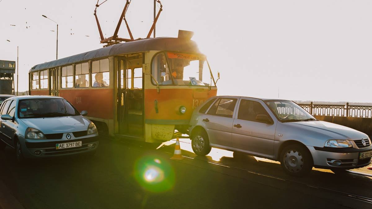 На Амурском мосту образовалась большая пробка из-за ДТП с трамваем 4