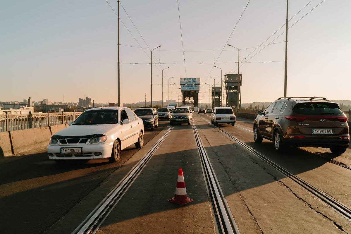 На Амурском мосту образовалась большая пробка из-за ДТП с трамваем 5