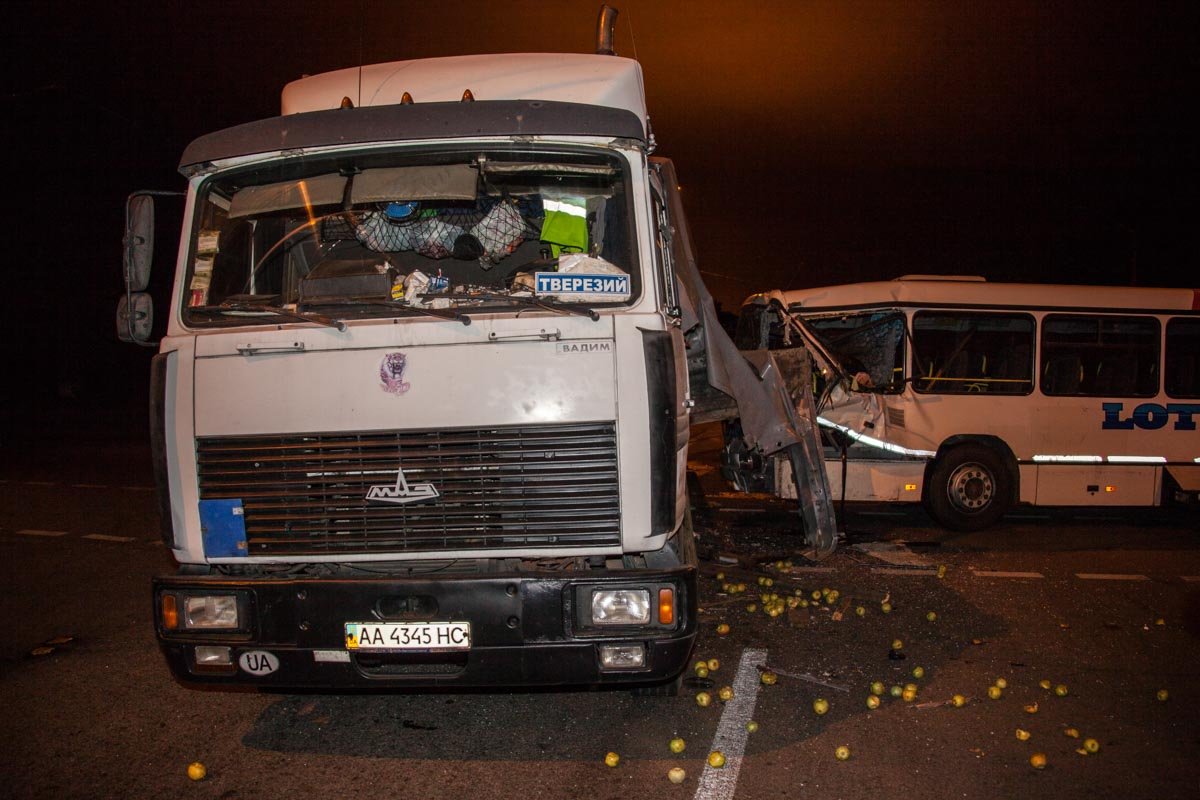 На Запорожском шоссе автобус Lotsman въехал в фуру с яблоками: есть пострадавший 1