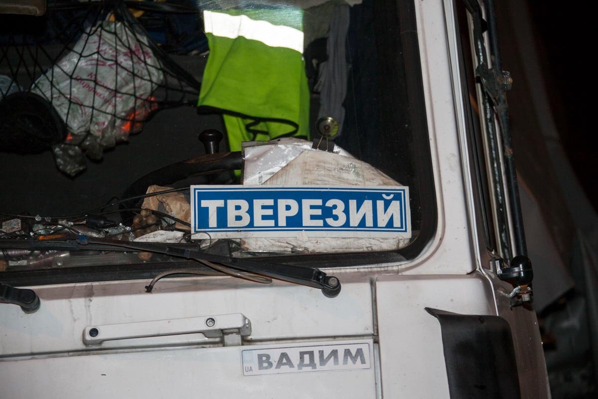 На Запорожском шоссе автобус Lotsman въехал в фуру с яблоками: есть пострадавший 2