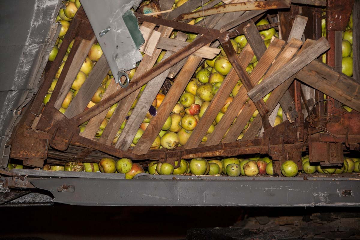 На Запорожском шоссе автобус Lotsman въехал в фуру с яблоками: есть пострадавший 3