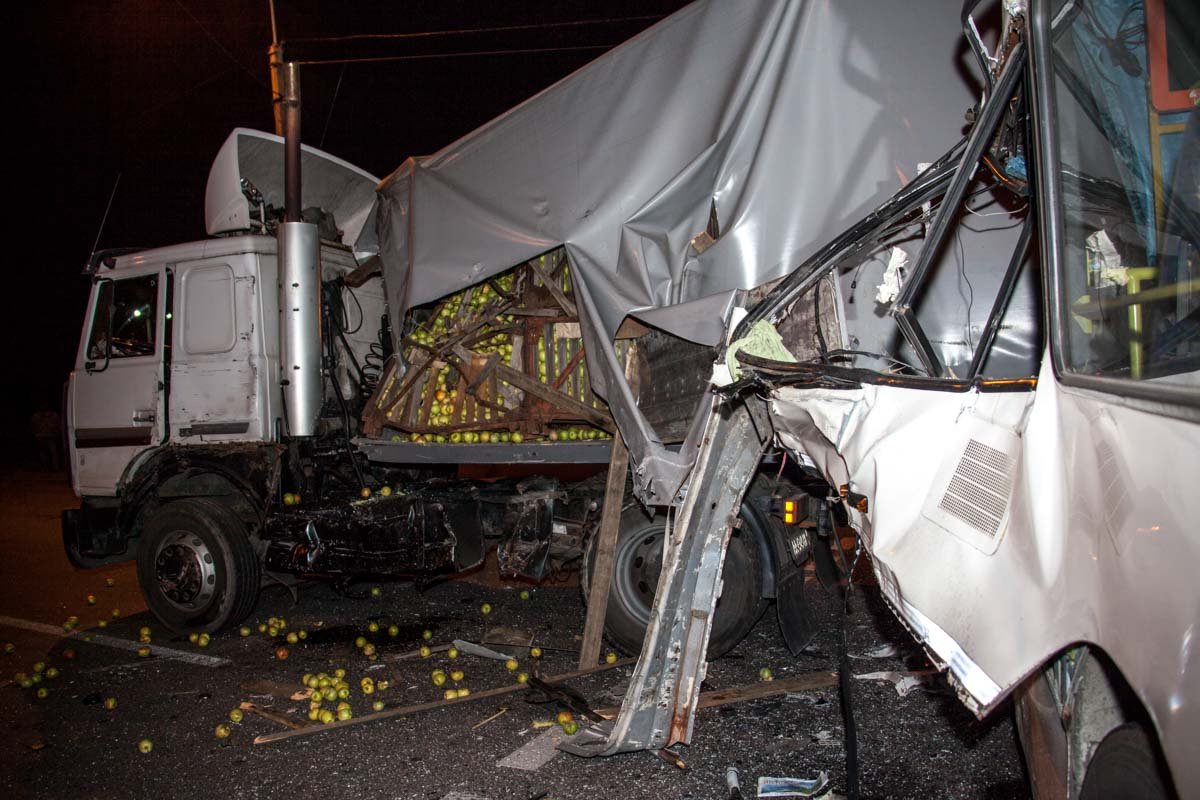 На Запорожском шоссе автобус Lotsman въехал в фуру с яблоками: есть пострадавший 4