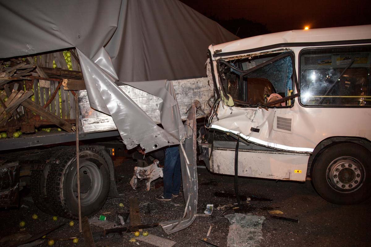 На Запорожском шоссе автобус Lotsman въехал в фуру с яблоками: есть пострадавший 5