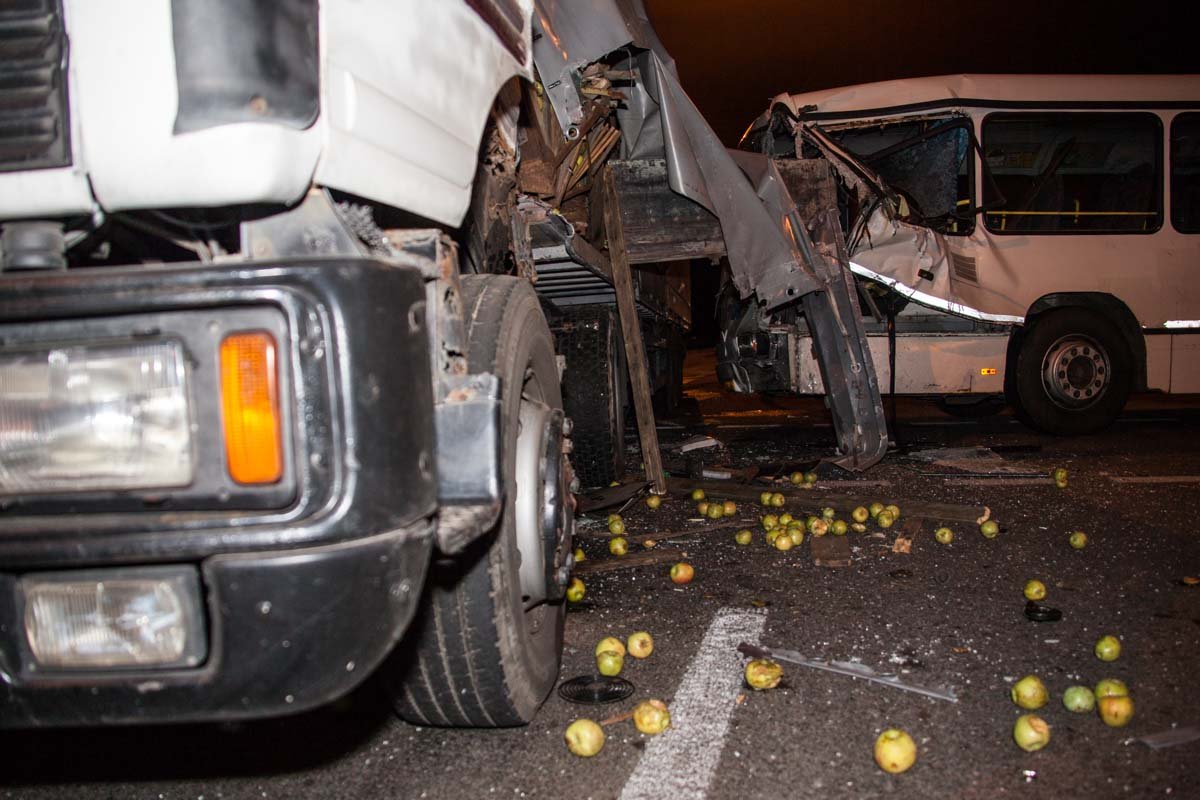 На Запорожском шоссе автобус Lotsman въехал в фуру с яблоками: есть пострадавший 6