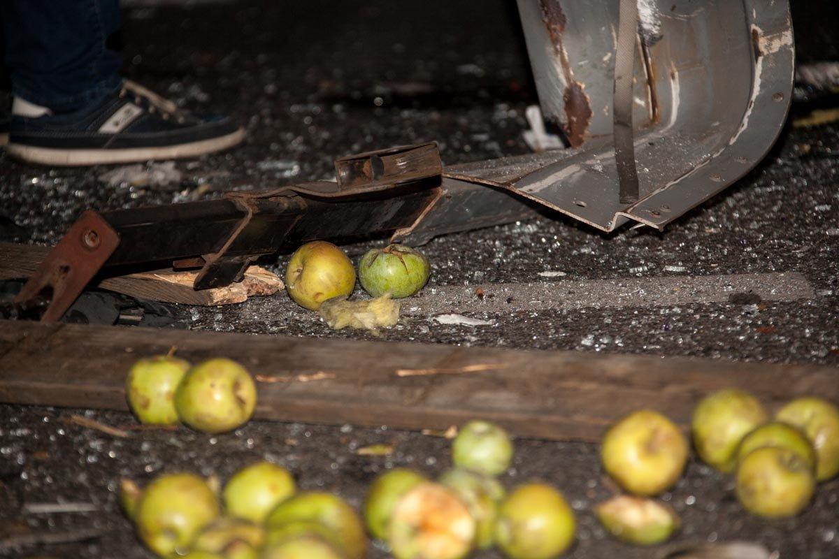 На Запорожском шоссе автобус Lotsman въехал в фуру с яблоками: есть пострадавший 7