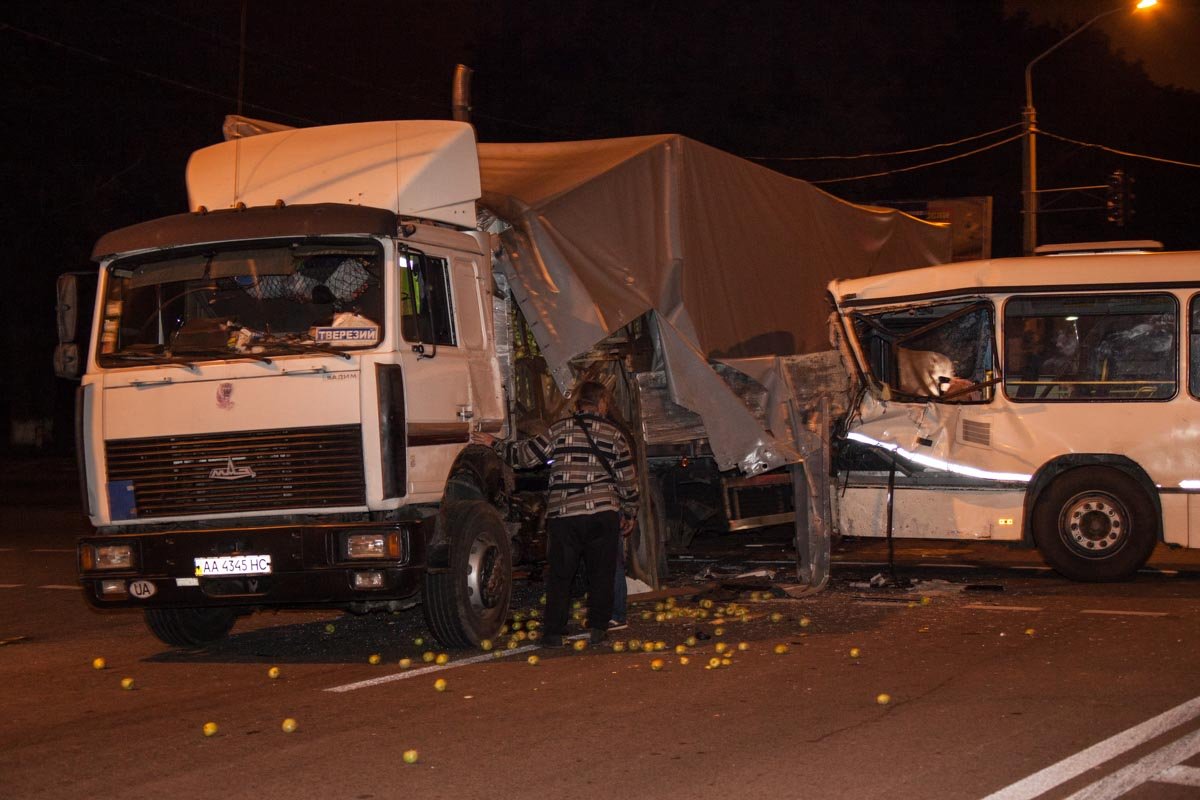На Запорожском шоссе автобус Lotsman въехал в фуру с яблоками: есть пострадавший 8