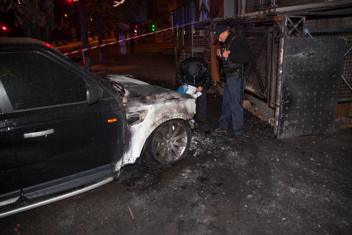 На Сичеславской Набережной горел автомобиль Range Rover 1