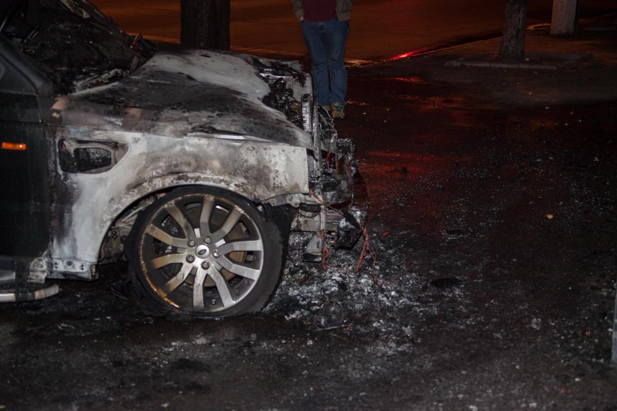 На Сичеславской Набережной горел автомобиль Range Rover 2