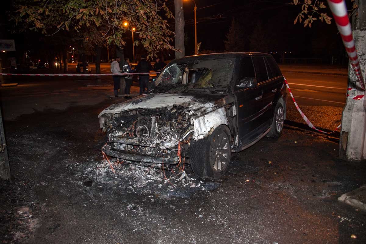 На Сичеславской Набережной горел автомобиль Range Rover 4