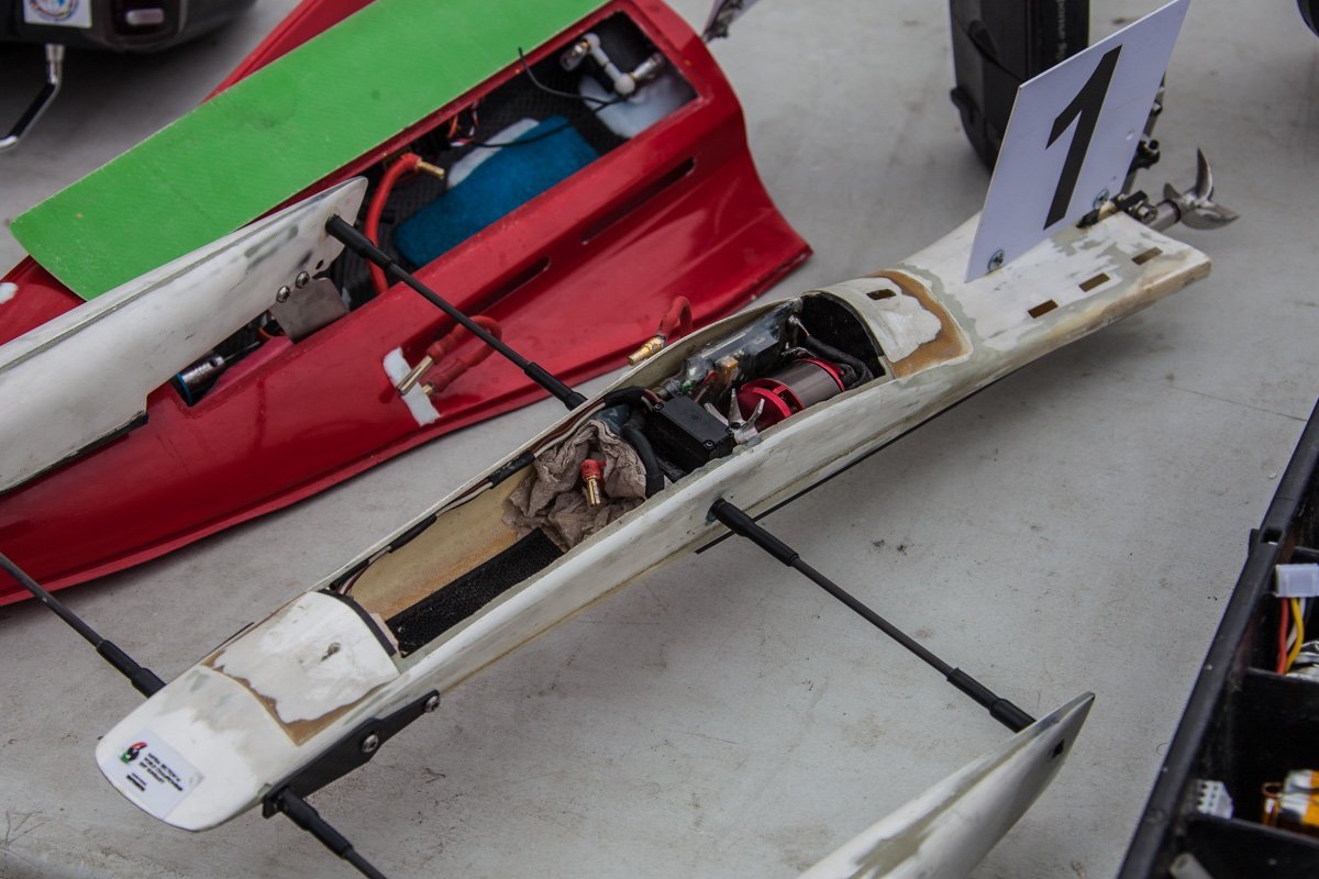 В Днепре прошли всеукраинские соревнования по быстроходным судомоделям: как это было 6