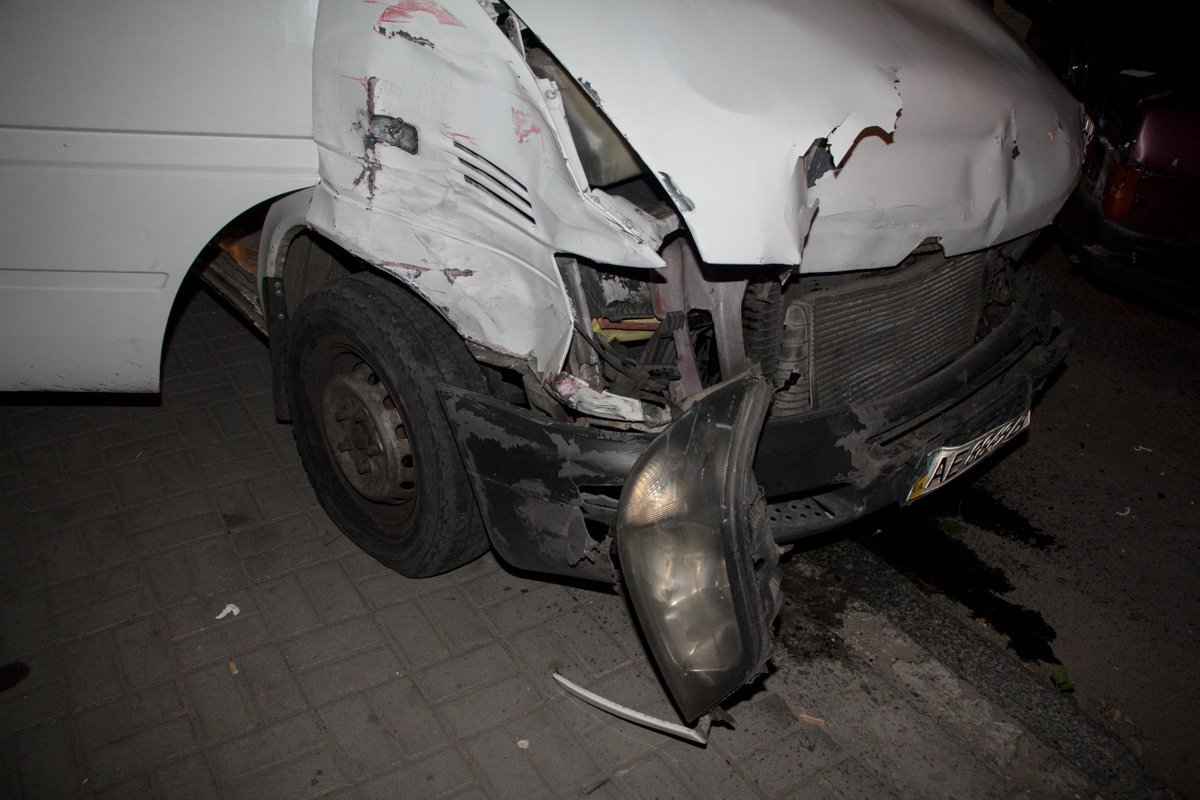 На проспекте Нигояна маршрутка врезалась в скорую 1