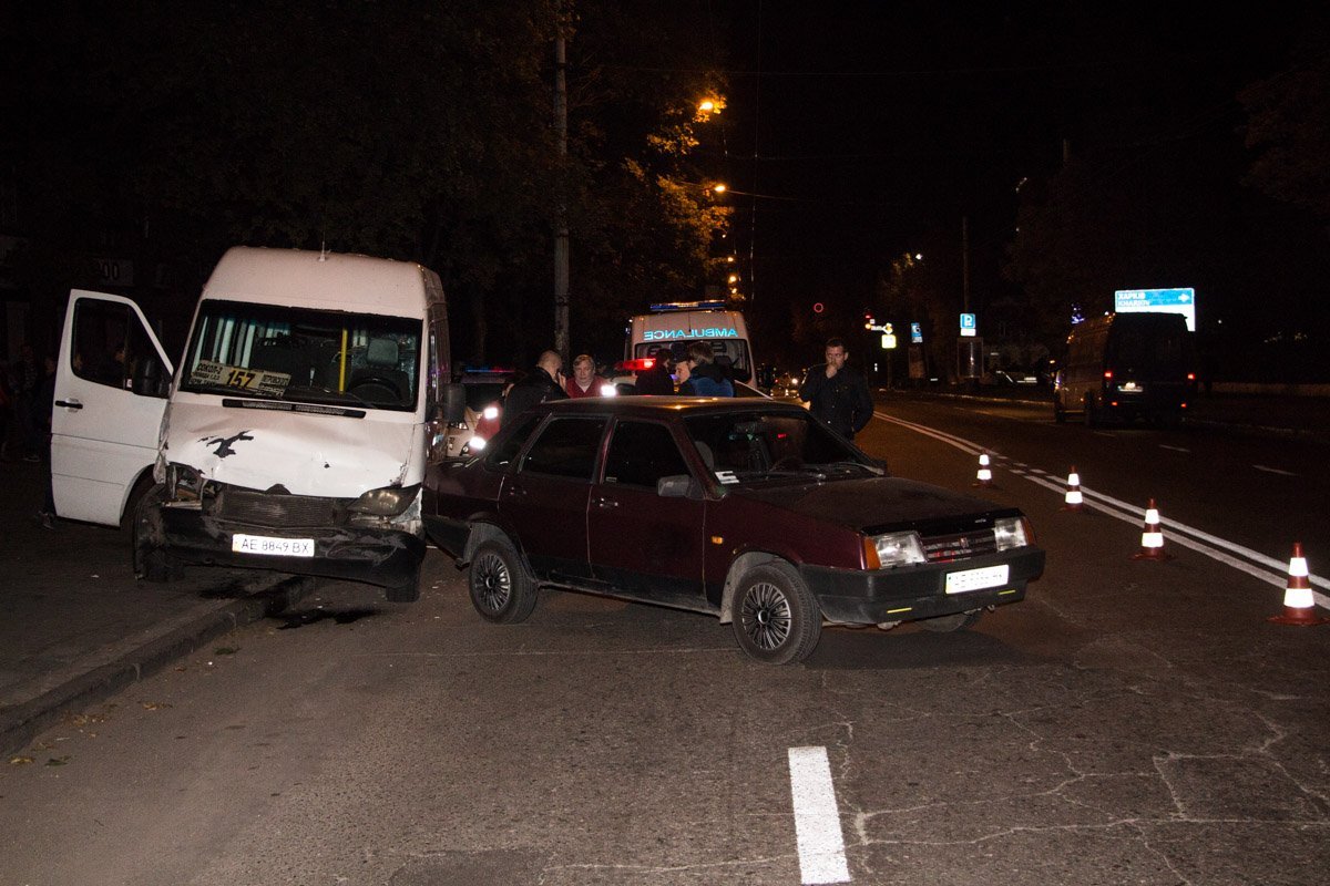На проспекте Нигояна маршрутка врезалась в скорую 3