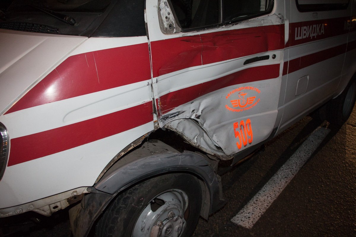 На проспекте Нигояна маршрутка врезалась в скорую 4