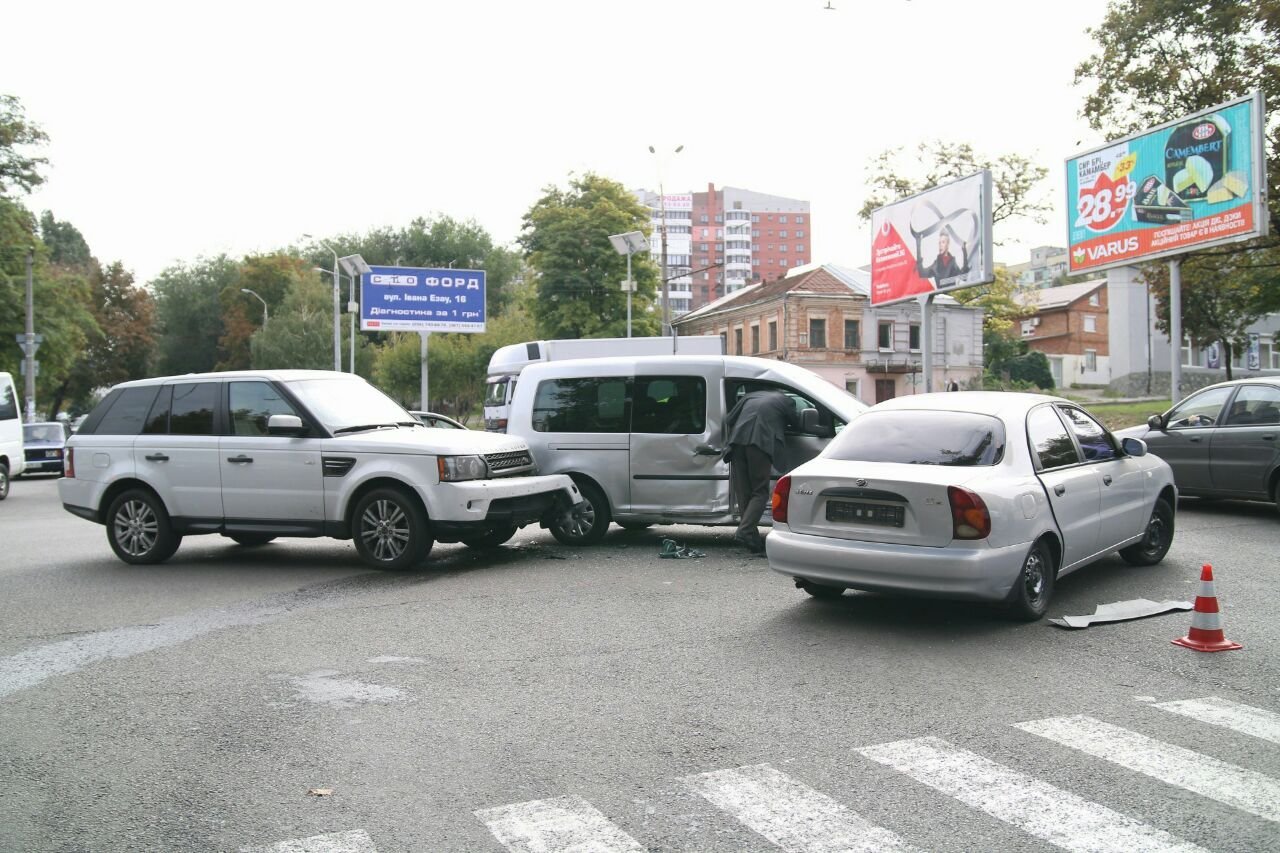 На проспекте Александра Поля столкнулись три машины 1