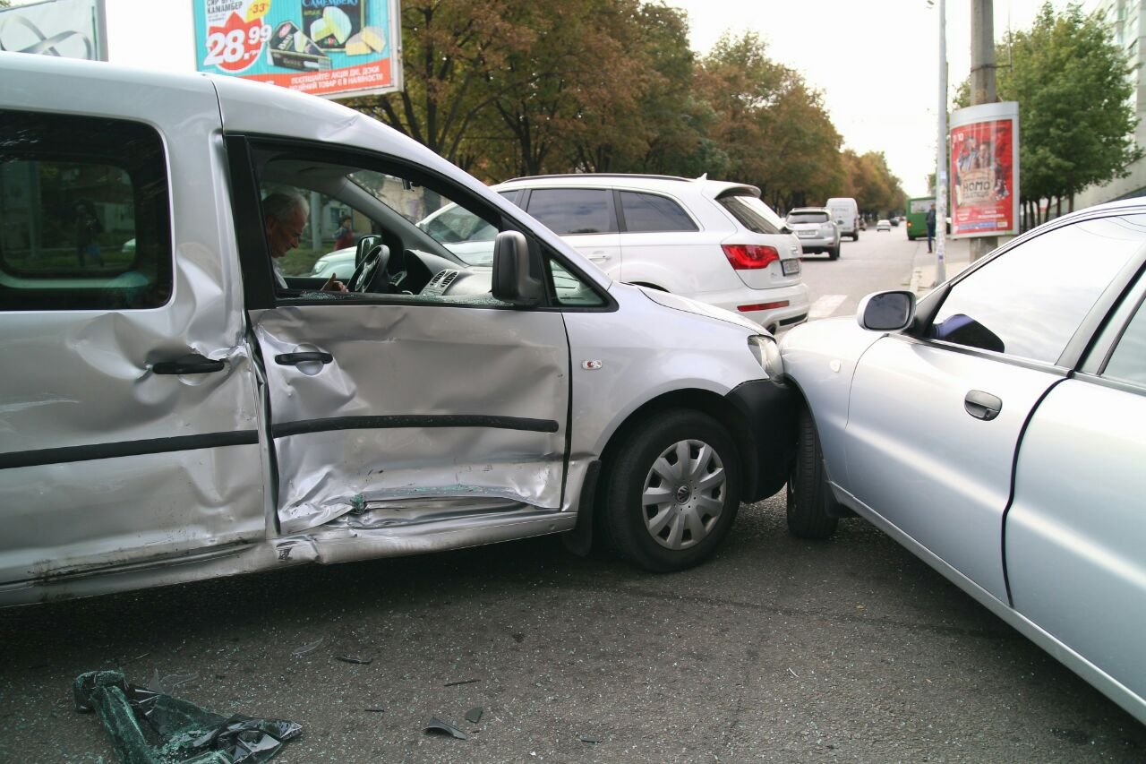 На проспекте Александра Поля столкнулись три машины 4