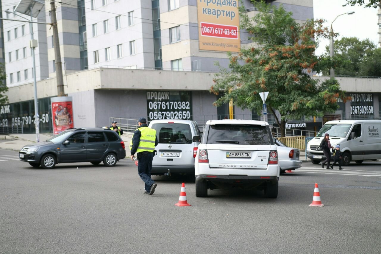 На проспекте Александра Поля столкнулись три машины 5