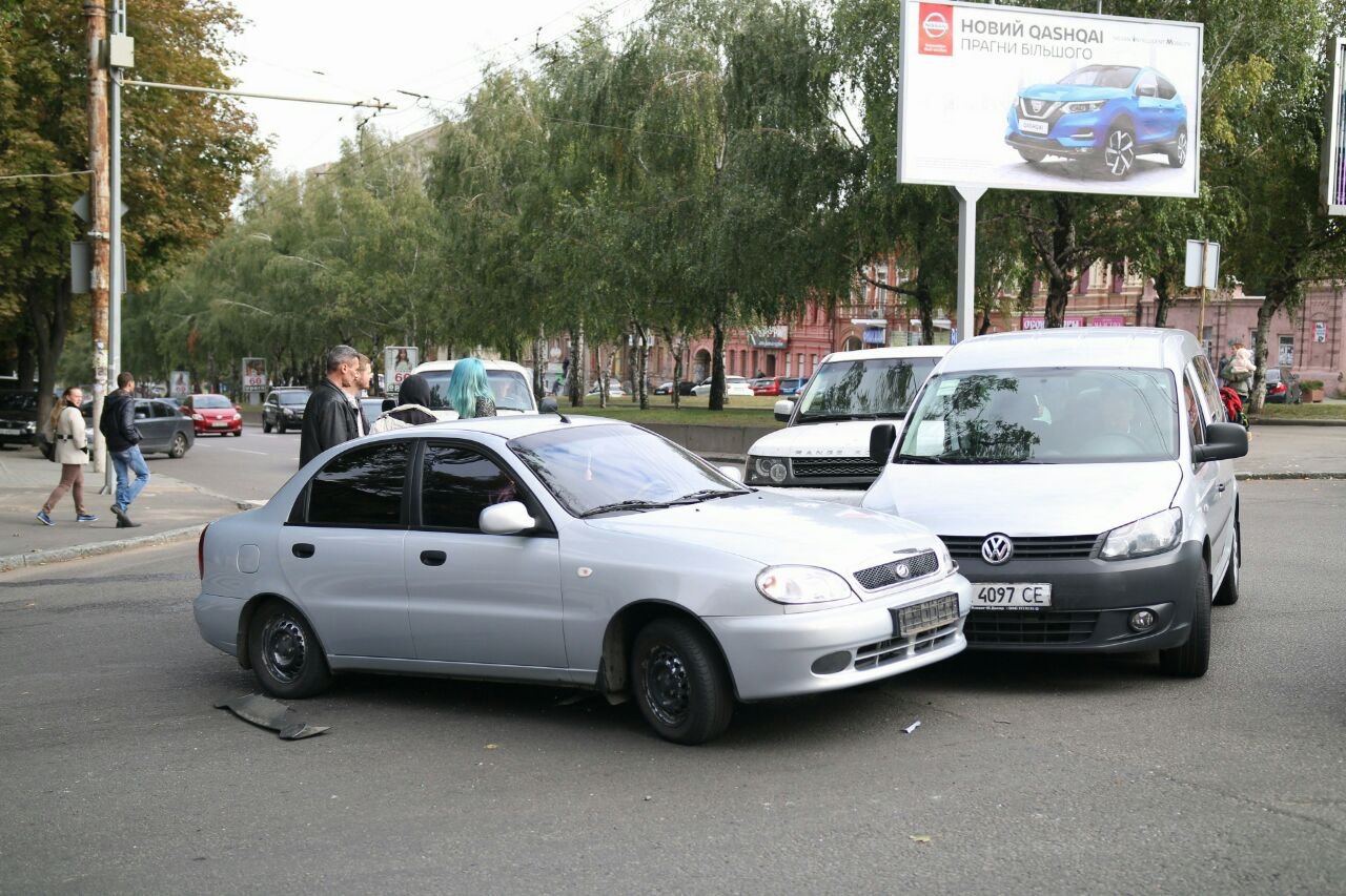 На проспекте Александра Поля столкнулись три машины 6