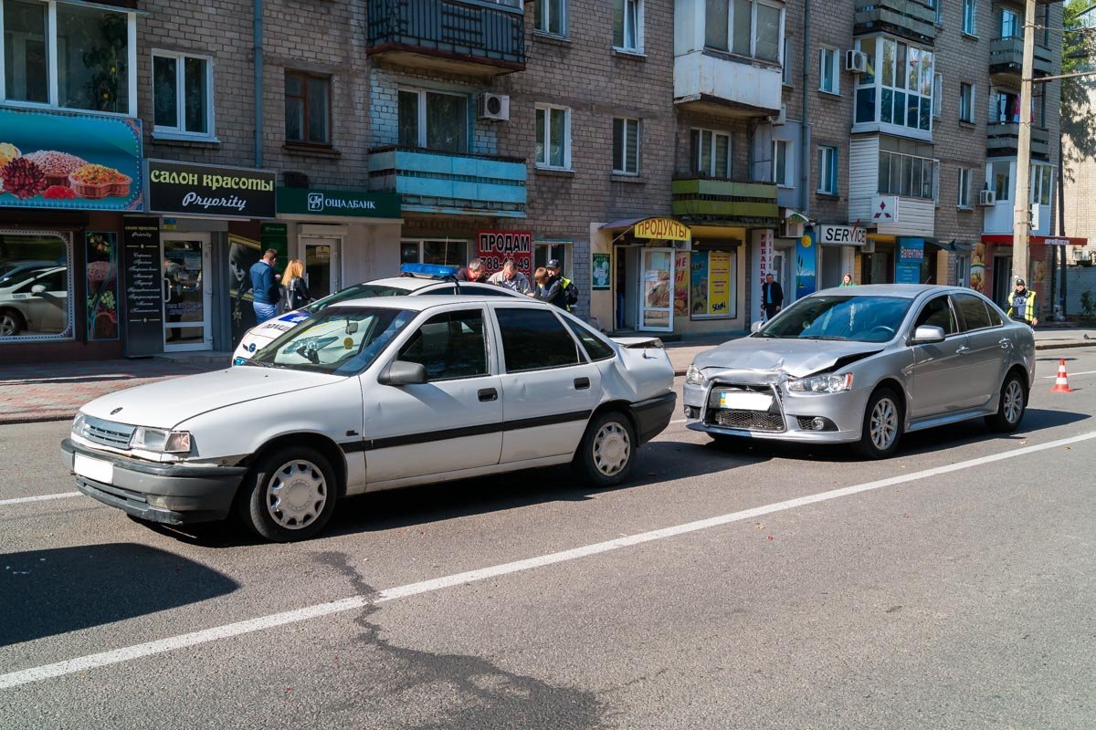 Второе за день: на проспекте Поля снова не поделили дорогу три машины 2
