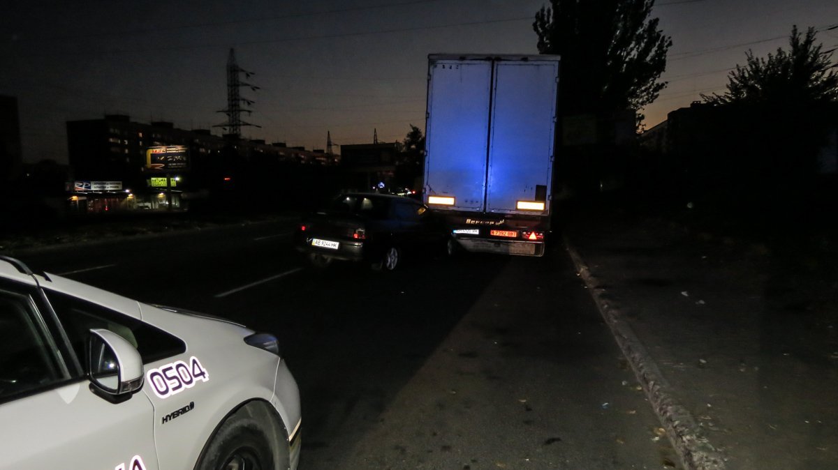 На Донецком шоссе Lada въехала в стоящую фуру: пострадал мужчина 1