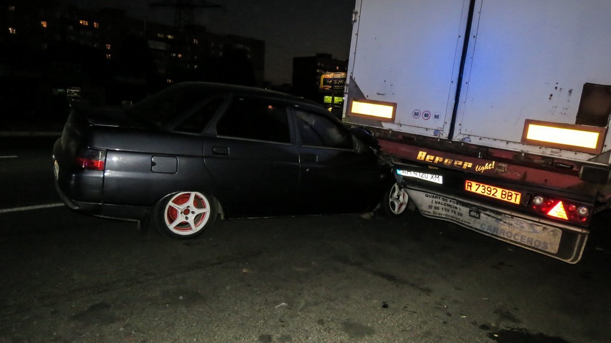 На Донецком шоссе Lada въехала в стоящую фуру: пострадал мужчина 2