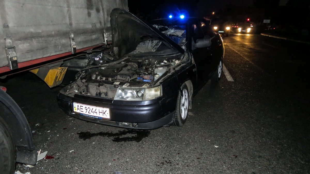 На Донецком шоссе Lada въехала в стоящую фуру: пострадал мужчина 3